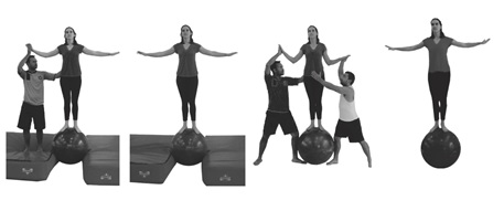 Figura 6: Exercício 1 (com a bola posicionada sobre um  pneu); Exercício 2 (com um ajudante e colchões nos lados e com dois ajudantes);  Exercício 3 (com a bola dentro de um corredor de colchões e  sem ajudas nem apoio para a bola).