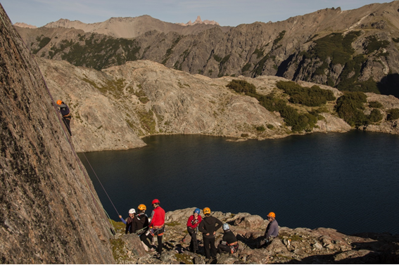 Práctica de escalada en roca (ejecución de nudos) Deportes Regionales Estivales 1 en la zona de Laguna Negra, Parque Nacional Nahuel Huapi, Patagonia, Argentina