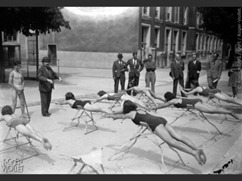 Leçon de natation. La brasse. France, 1942. Photo en vente sur le site de Paris en images.